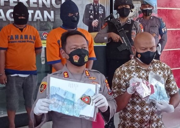 Beli HP dengan uang palsu warga Kabupaten Magetan diamankan Polisi.